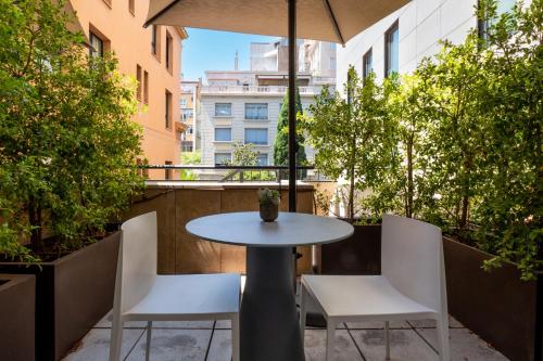 Habitación Doble Deluxe con Balcón del hotel Eurostars Barcelona Central. Foto 5