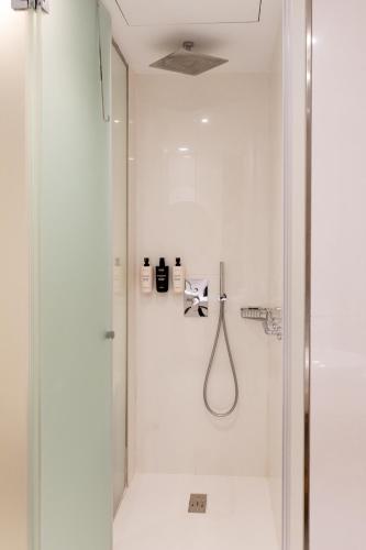 Habitación Doble Deluxe con Balcón del hotel Eurostars Barcelona Central. Foto 6