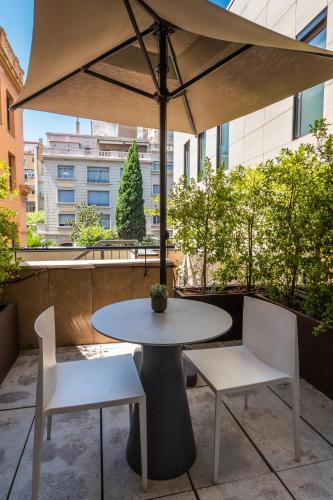 Habitación Doble Deluxe con Balcón del hotel Eurostars Barcelona Central. Foto 7