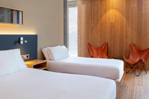 Habitación Doble Deluxe con cama supletoria del hotel Eurostars Barcelona Central. Foto 4