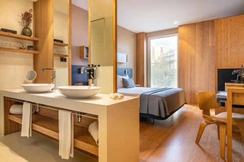 Habitación Deluxe del hotel Eurostars Barcelona Central. Foto 1