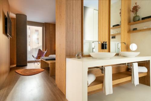 Habitación Deluxe del hotel Eurostars Barcelona Central. Foto 2