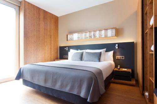 Habitación Doble Deluxe con Balcón del hotel Eurostars Barcelona Central. Foto 7