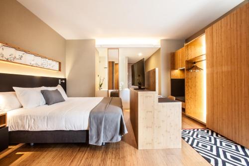 Habitación Doble Deluxe con cama supletoria del hotel Eurostars Barcelona Central. Foto 2
