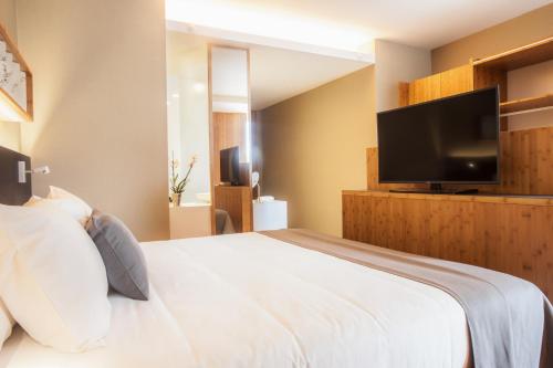 Habitación Doble Deluxe con cama supletoria del hotel Eurostars Barcelona Central. Foto 3