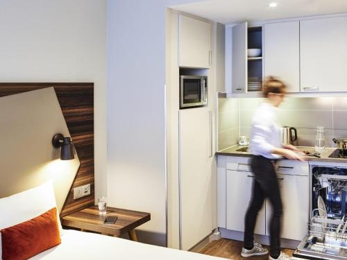 Estudio con 2 camas individuales del hotel Adagio Edinburgh Royal Mile. Foto 1