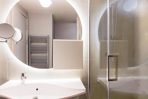 Estudio con 2 camas individuales del hotel Adagio Edinburgh Royal Mile. Foto 10