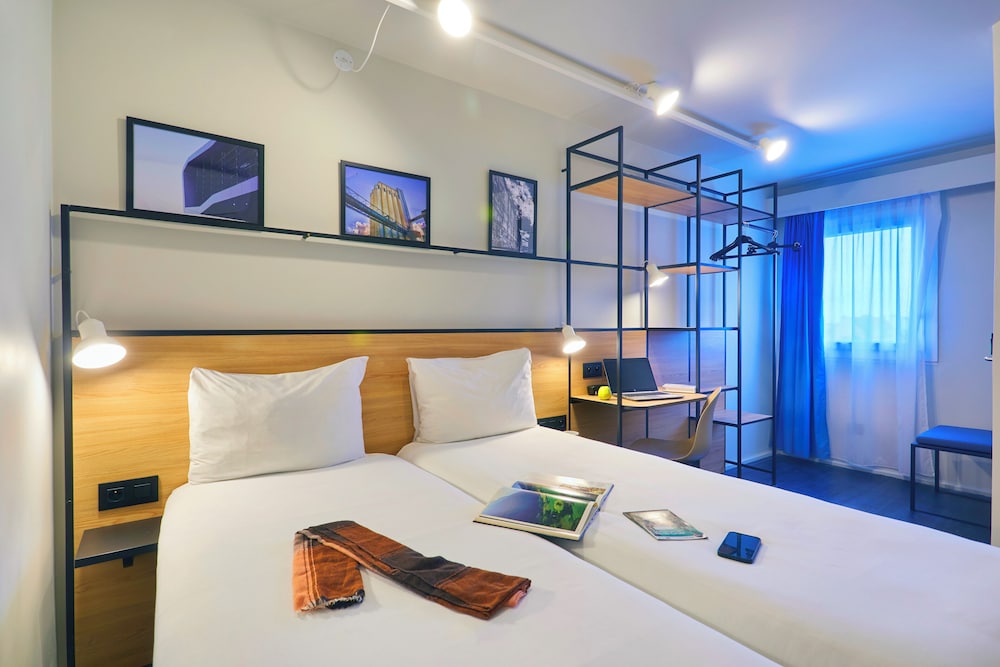 Habitación estándar con dos camas individuales del hotel Ibis Lorient Centre Gare. Foto 1