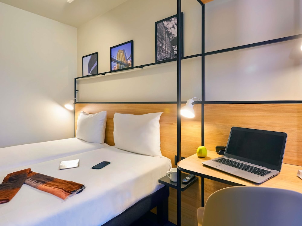 Habitación estándar con dos camas individuales del hotel Ibis Lorient Centre Gare. Foto 2