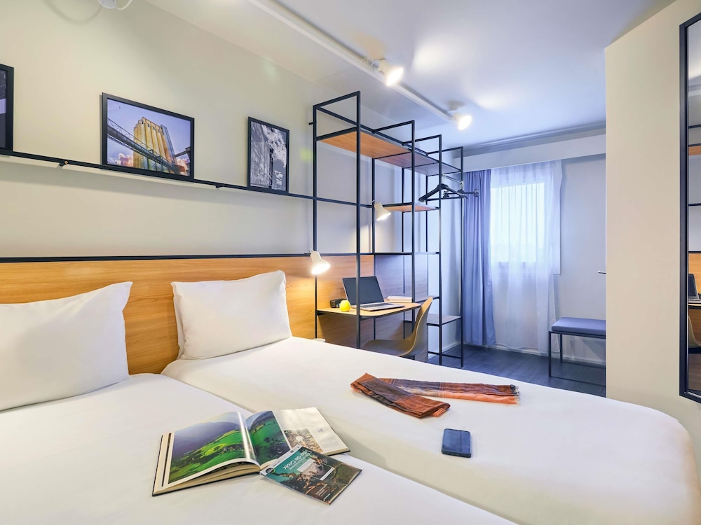Habitación estándar con dos camas individuales del hotel Ibis Lorient Centre Gare. Foto 3