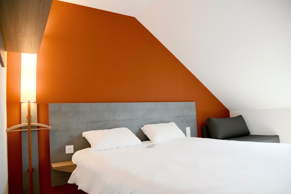 Habitación doble con una cama grande del hotel Ibis Budget Vannes Ploeren. Foto 1