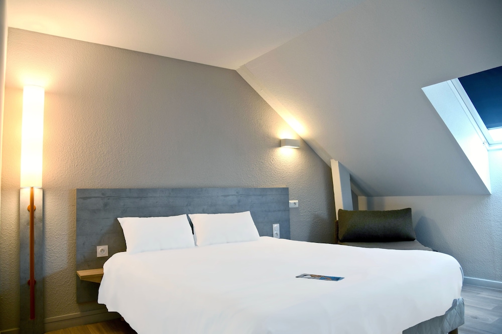 Habitación Triple con cama doble y litera del hotel Ibis Budget Vannes Ploeren. Foto 1
