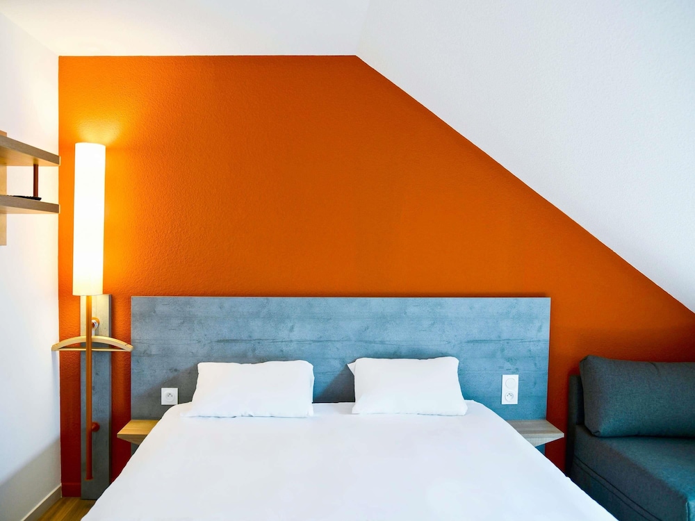 Habitación Triple con cama doble y litera del hotel Ibis Budget Vannes Ploeren. Foto 2