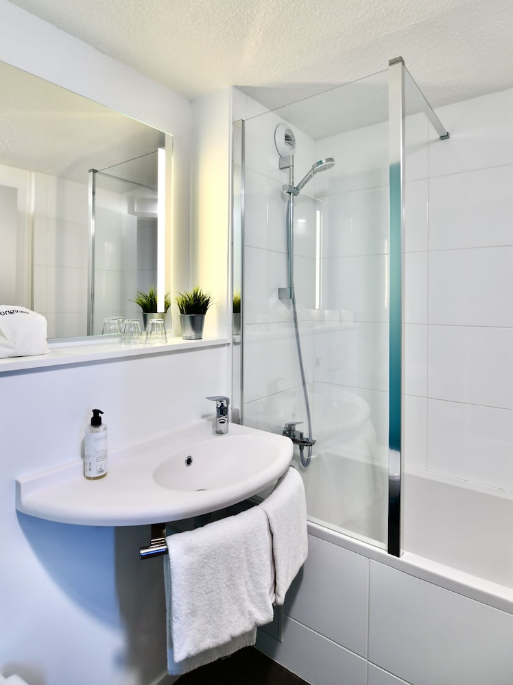 Habitación Triple con cama doble y litera del hotel Ibis Budget Vannes Ploeren. Foto 6