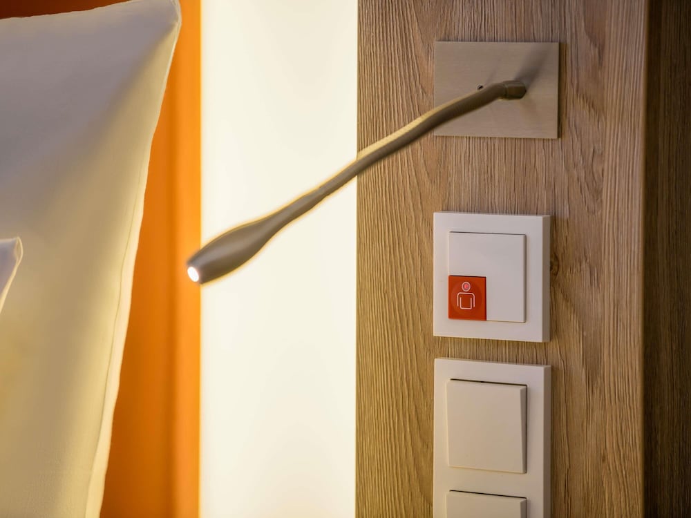 Habitación estándar accesible para sillas de ruedas con 1 cama queen - size del hotel Novotel Nuernberg Centre Ville