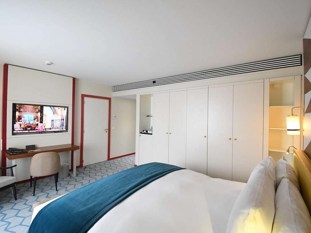 Habitación de Lujo, 1 cama king - size, vista a la laguna, balcón del hotel Sofitel Abidjan Hotel Ivoire. Foto 1