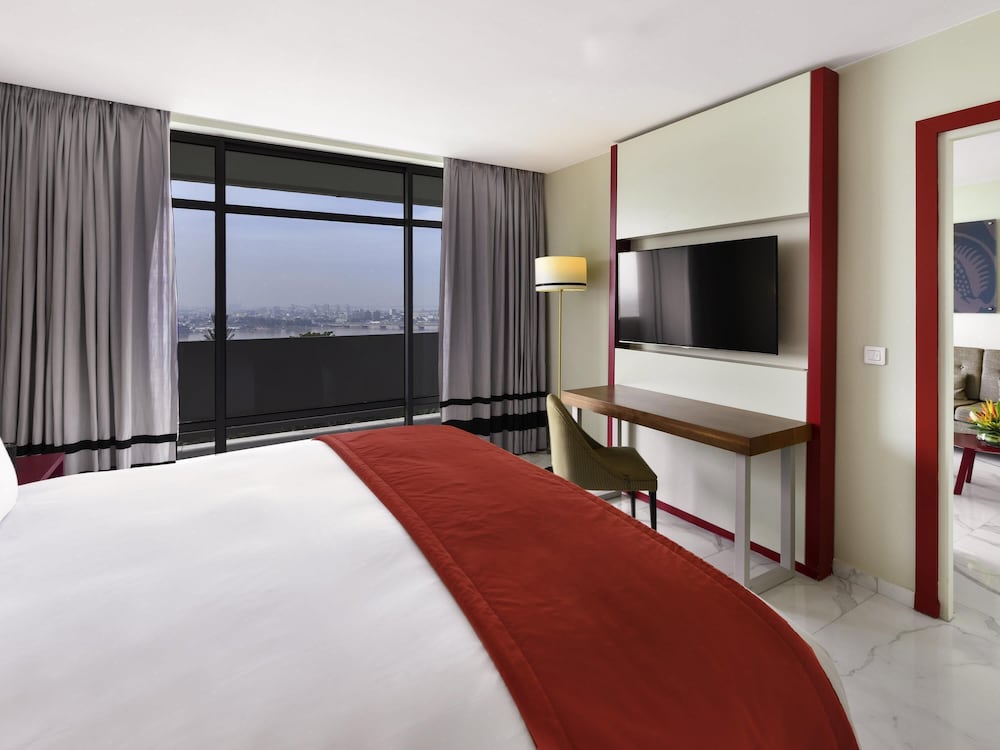 Suite Prestige, 1 cama king - size, balcón del hotel Sofitel Abidjan Hotel Ivoire