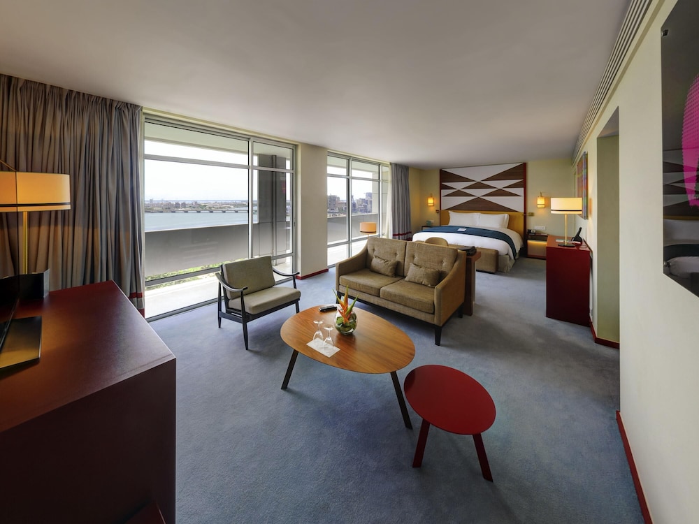Suite Junior, 1 cama king - size, balcón del hotel Sofitel Abidjan Hotel Ivoire