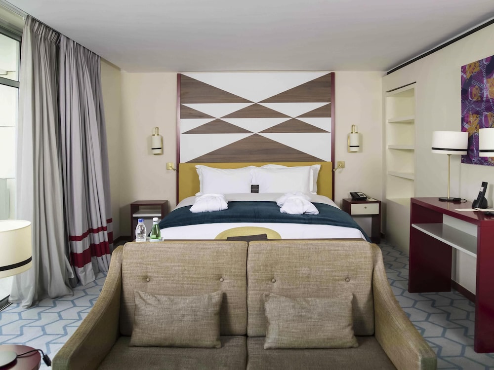 Suite Junior, 1 cama king - size, balcón del hotel Sofitel Abidjan Hotel Ivoire. Foto 1