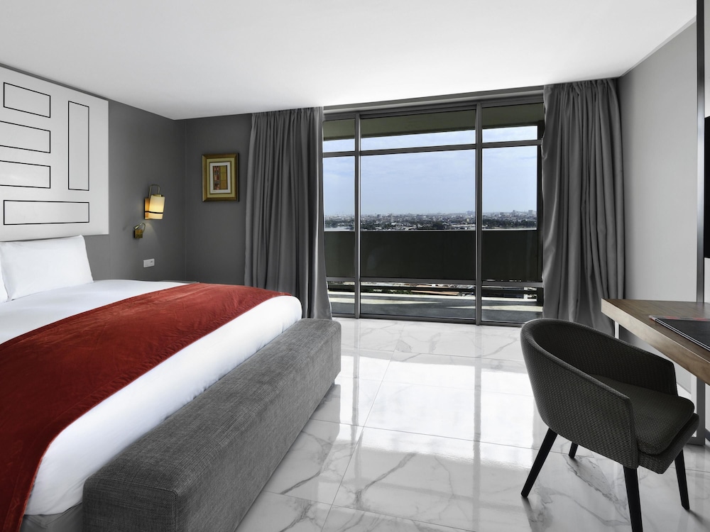 Suite Opera, 1 cama king - size, balcón del hotel Sofitel Abidjan Hotel Ivoire. Foto 3