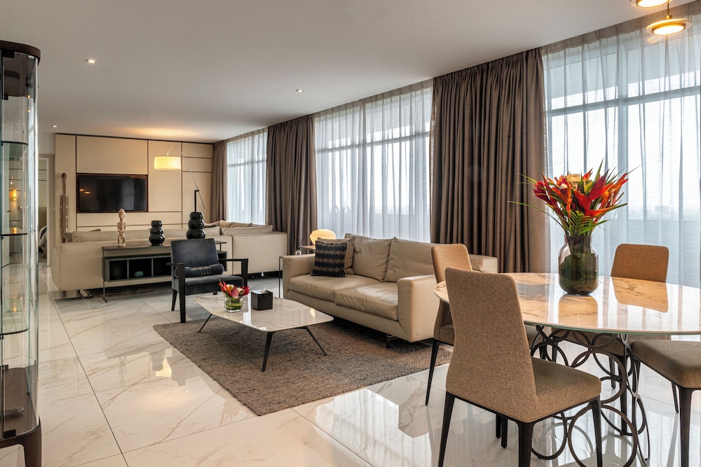 Suite Presidencial, 2 camas king - size, vista a la laguna, balcón del hotel Sofitel Abidjan Hotel Ivoire. Foto 1
