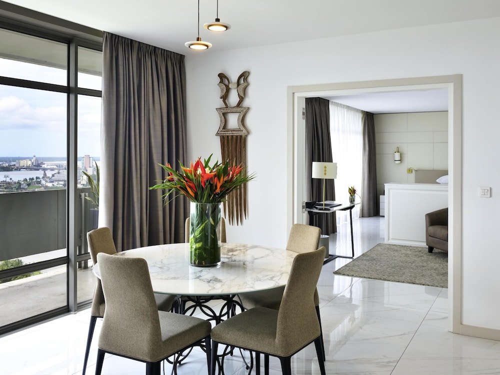 Suite Presidencial, 2 camas king - size, vista a la laguna, balcón del hotel Sofitel Abidjan Hotel Ivoire. Foto 4