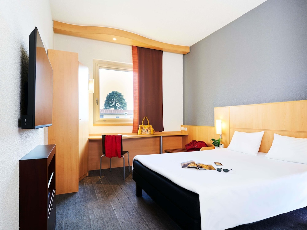 Habitacion Standard con 1 cama doble del hotel Ibis Como. Foto 8