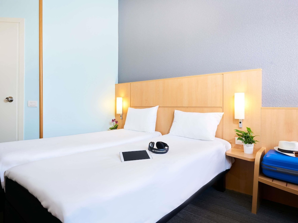 Habitación con 2 camas individuales del hotel Ibis Como. Foto 1