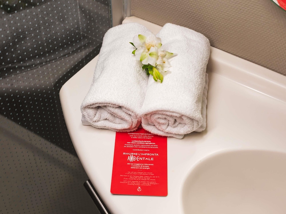 Habitación con 2 camas individuales del hotel Ibis Como. Foto 4