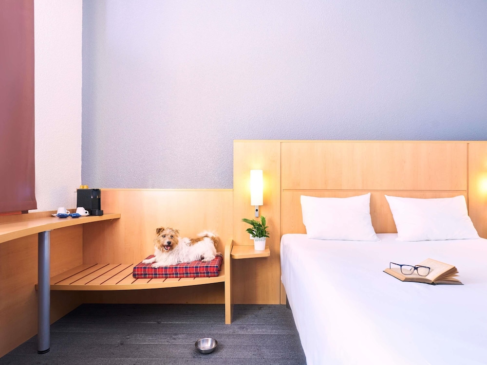 Habitación Premium con 1 cama doble del hotel Ibis Como. Foto 9
