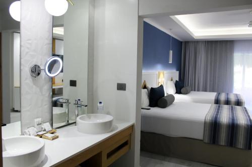 Habitación Prémium Deluxe del hotel Catalonia Playa Maroma. Foto 1