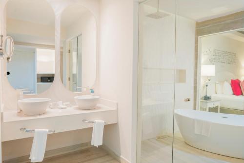 Habitación Deluxe Romance Privileged del hotel Catalonia Playa Maroma. Foto 4