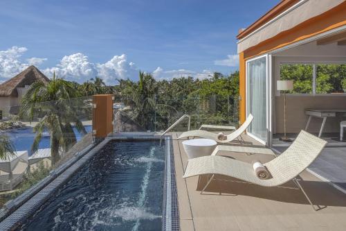 Suite Privileged con vistas al mar y piscina del hotel Catalonia Playa Maroma