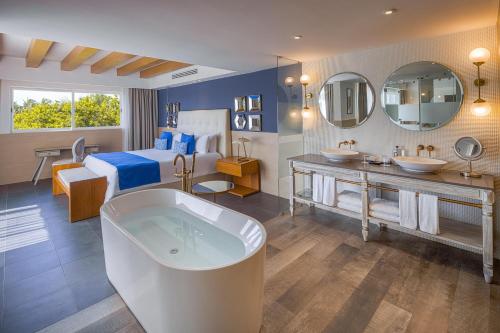 Suite Privileged con vistas al mar y piscina del hotel Catalonia Playa Maroma. Foto 2