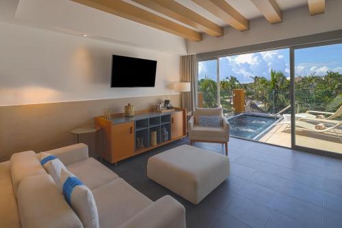 Suite Privileged con vistas al mar y piscina del hotel Catalonia Playa Maroma. Foto 3
