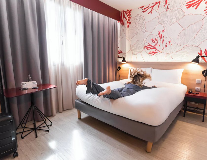 Habitación doble 1 Cama queen del hotel Ibis Styles Barcelona City Bogatell. Foto 4