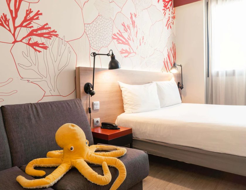 Habitación familiar 1 Cama queen Sofá Cama incluido del hotel Ibis Styles Barcelona City Bogatell. Foto 4