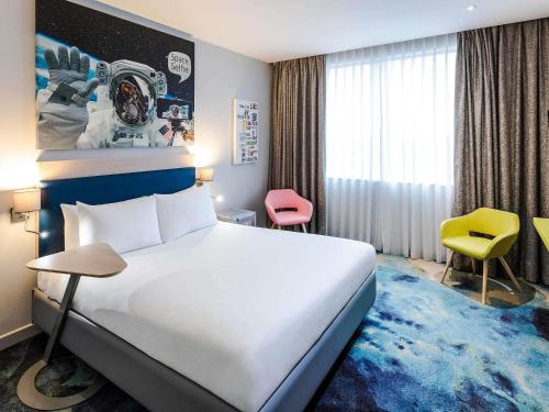 Habitación con cama grande del hotel Ibis Styles London Heathrow. Foto 1