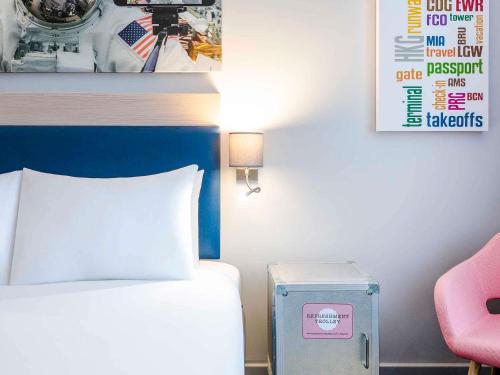 Habitación con cama grande del hotel Ibis Styles London Heathrow. Foto 3