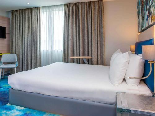 Habitación con cama grande del hotel Ibis Styles London Heathrow. Foto 4