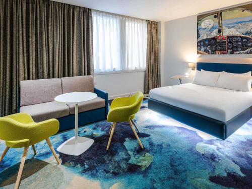 Habitación Familiar con sofá cama - 1 cama doble del hotel Ibis Styles London Heathrow. Foto 3