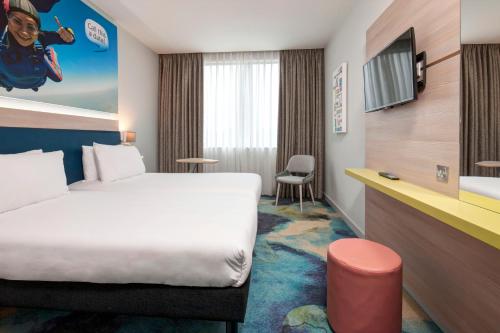 Habitación Doble - 2 camas del hotel Ibis Styles London Heathrow. Foto 5