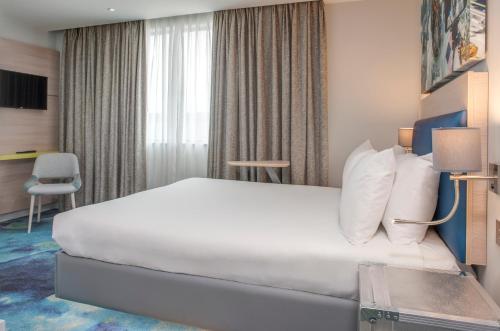 Habitación con cama grande del hotel Ibis Styles London Heathrow. Foto 7