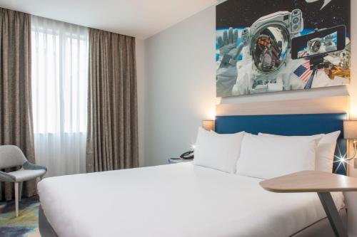 Habitación con cama grande del hotel Ibis Styles London Heathrow. Foto 8