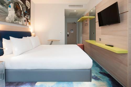 Habitación con cama grande del hotel Ibis Styles London Heathrow. Foto 9