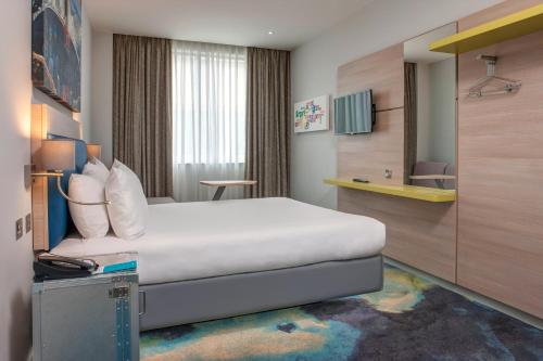 Habitación con cama grande del hotel Ibis Styles London Heathrow. Foto 10