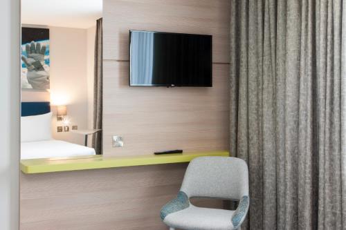 Habitación con cama grande del hotel Ibis Styles London Heathrow. Foto 11