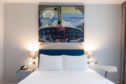 Habitación con cama grande del hotel Ibis Styles London Heathrow. Foto 12