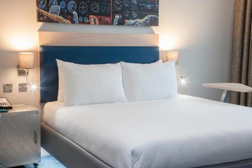 Habitación con cama grande del hotel Ibis Styles London Heathrow. Foto 13