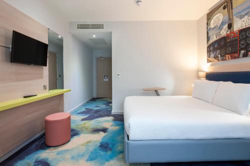 Habitación con cama grande del hotel Ibis Styles London Heathrow. Foto 15